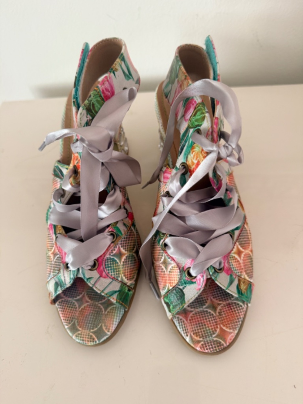 L'Artiste Bubbly Grey Open Toe Embellished Sandal - Size 7.5. NEW WITH BOX